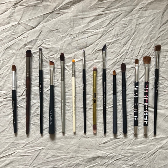 Lot of various eye makeup brushes - Picture 1 of 1